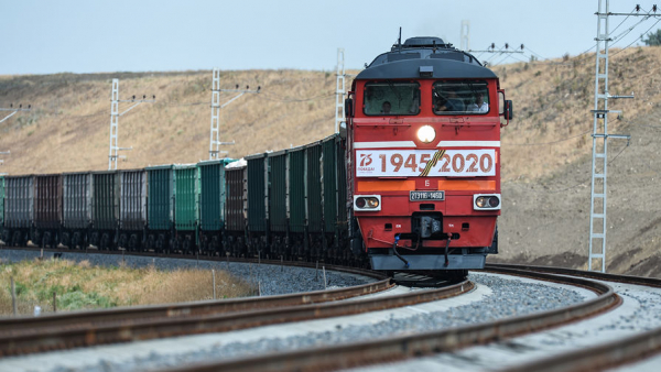 По Крымскому мосту запустили железнодорожное грузовое движение