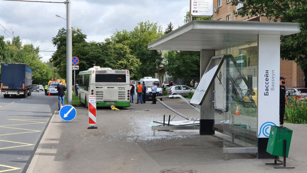 В Москве автобус въехал в остановку и сбил насмерть женщину