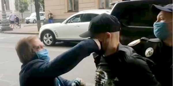 Шапито по-украински: нардепа у Рады облили зеленкой, он дал в глаз