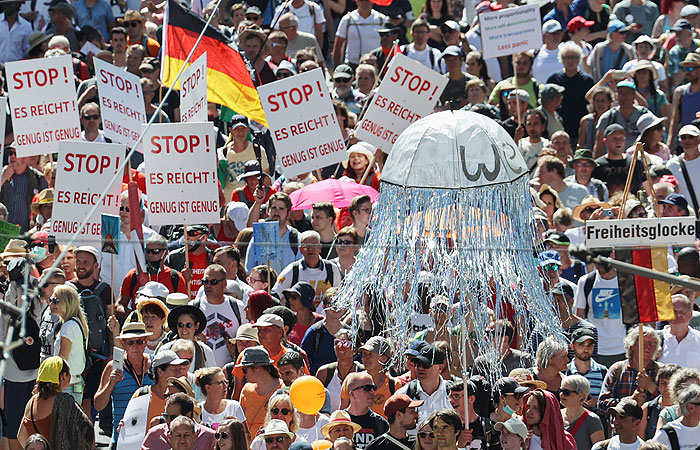 В Берлине люди вышли на акцию против "коронавирусных" ограничений