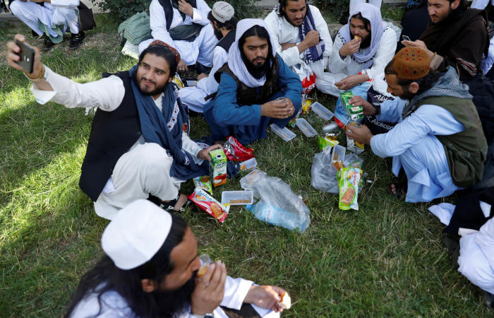 Власти Афганистана освободили 80 осужденных талибов из 400