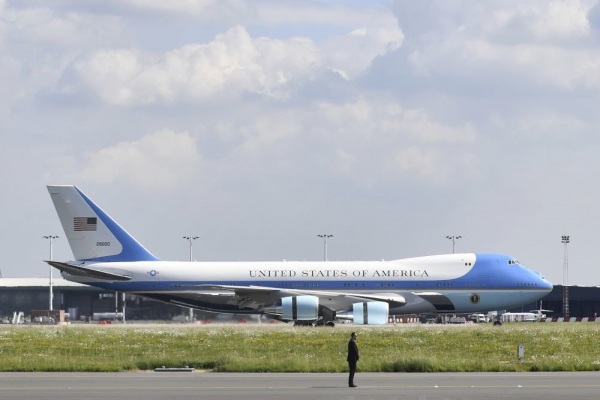   ВВС США изучат данные о замеченном рядом с самолетом Трампа беспилотнике 