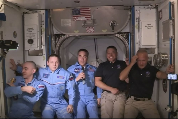Астронавты Херли и Бенкен назвали экипаж МКС суперкомандой