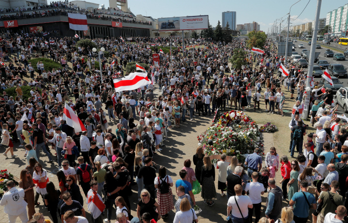 Тысячи людей пришли к месту гибели участника протестов в Минске