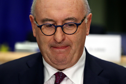 Еврокомиссар ушел в отставку из-за нарушения правил самоизоляции