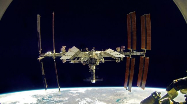 Космонавт МКС доложил в Роскосмос о появлении группы НЛО