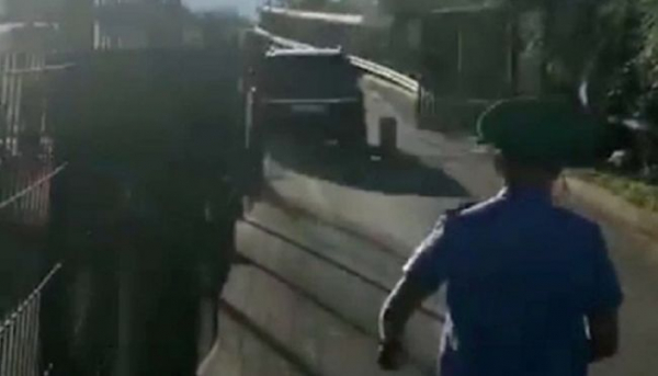 Помощник президента Абхазии на своем джипе снес ворота на границе с Россией