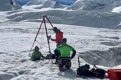 Россиянка в шортах упала в расщелину на леднике и два дня дожидалась спасателей