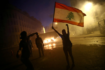 Участники беспорядков в Бейруте ворвались в четвертое министерство