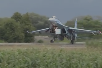 Украинский Су-27 снес дорожный знак и улетел
