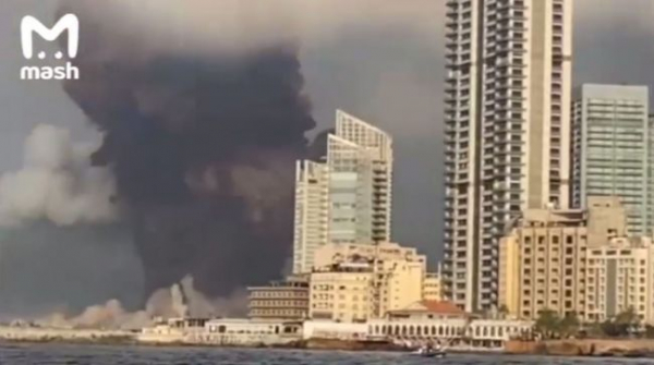 В порту Бейрута возле базы ВМС произошел мощный взрыв, есть пострадавшие