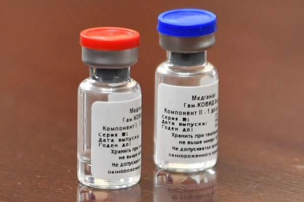   Посольство РФ призвало власти США бороться с COVID-19, а не с российской вакциной 