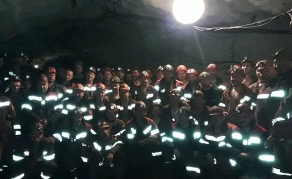 Бастующим под землей украинским шахтерам вместо денег пообещали меморандум