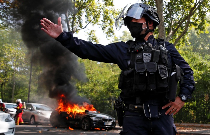 Во Франции "желтые жилеты" возобновили акции протеста