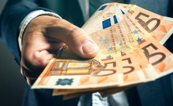 Эксперт рассказал о причинах и последствиях скачка курса евро