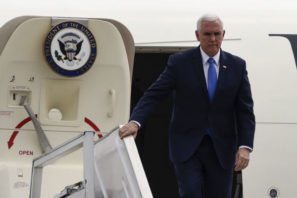 Самолет вице-президента США вернулся в аэропорт из-за столкновения с птицей