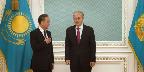 Глава МИД Китая посетил Казахстан