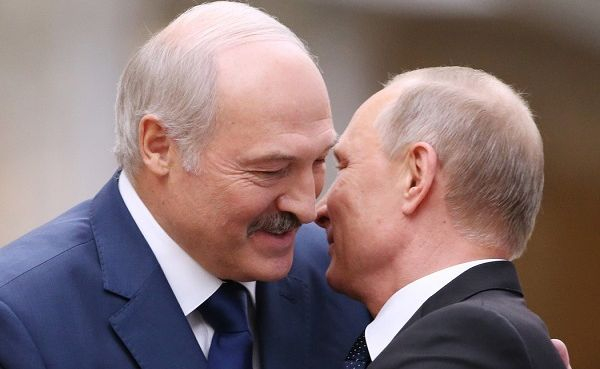 Кремль не верит в победу оппозиции над Лукашенко — Bloomberg