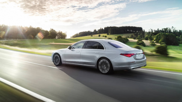 Марка Mercedes-Benz представила новое поколение самого популярного в мире седана представительского класса