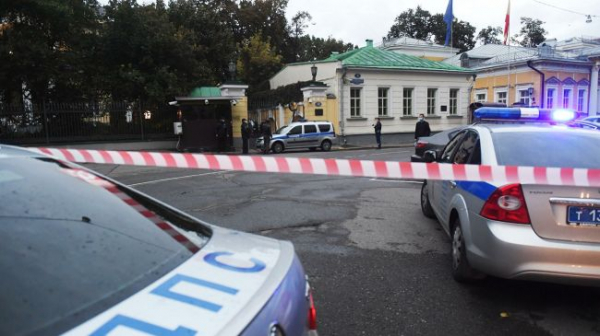 На территорию посольства США в Москве прорвался неизвестный на автомобиле