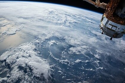 «Роскосмос» предупредил о возможном столкновении МКС со спутником США