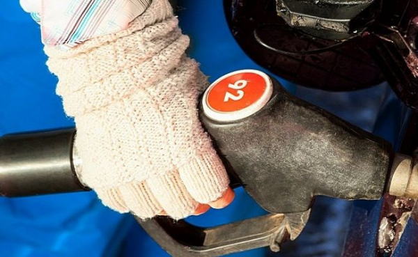 Россияне стали экономить на бензине и покупают меньше иномарок