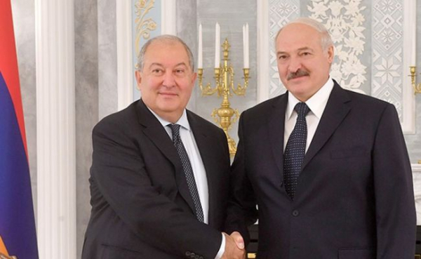 Лукашенко опроверг информацию о поставках оружия в Азербайджан